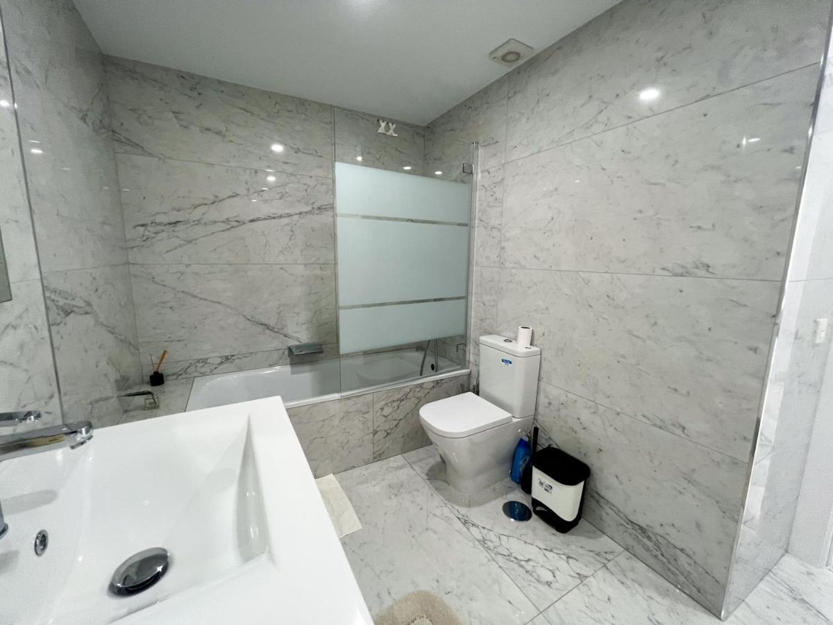 Luxury Three Bedroom Apartment At אסטפונה מראה חיצוני תמונה